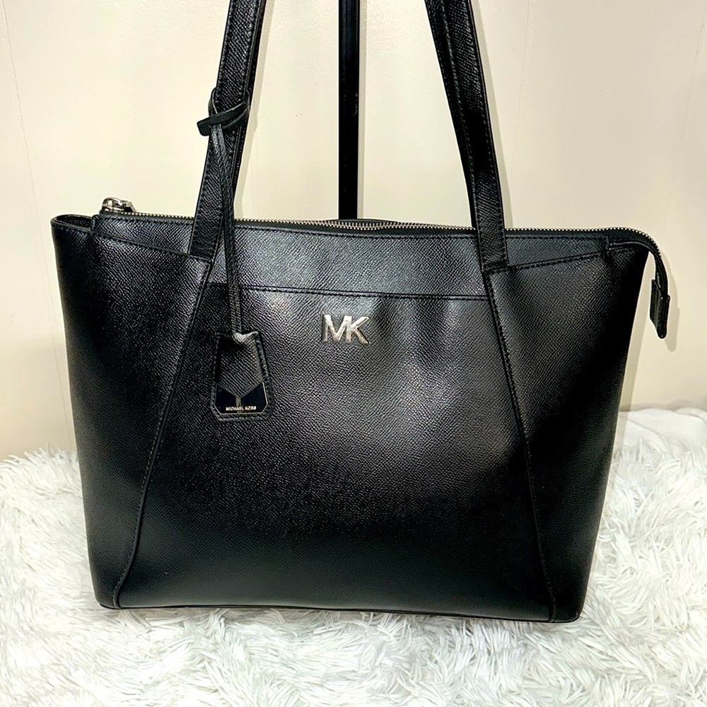 Micheal Kors Maddie Medium Crossgrain Leather Tote Bag